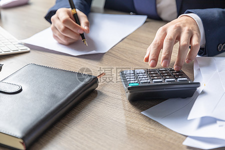 商務(wù)男士制作財務(wù)報表