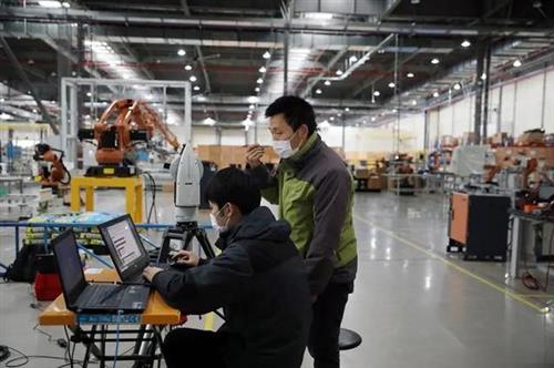 成功人士新時達cfo財務(wù)總監(jiān)李國范先生說,新時達嘉定新廠機器人生產(chǎn)機器人的生產(chǎn)線